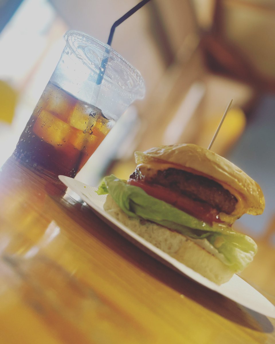 y_caoooo's tweet photo. @zerocrown7788 @ra_sorara10 ハンバーガー🍔食べに中村行ってください😉😉😉 https://t.co/QNy2p90Hgr