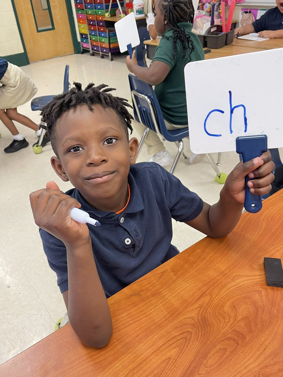 KeeWarr's tweet photo. We pulled out our white boards yesterday for dictation of our sounds and sentences! ❤️ 
#erdtigers #firstgrade https://t.co/XTxa9shVjL