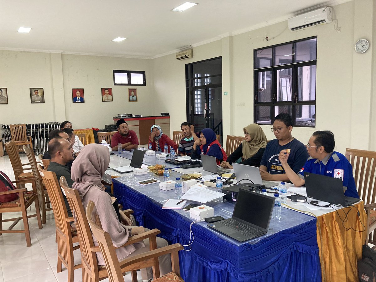 HerryFTanjung's tweet photo. Tim Evaluator PMI Pusat Rapat Pemantapan Persiapan Kunjungan ke Desa, Sekolah &amp; Pemerintah daerah untuk Evaluasi Tengah Tahun Program Kesiapsiagaan Tanggap Darurat Bencana di Masyarakat &amp; sekolah Selatan Jawa di Kebumen, Jawa Tengah. Kamis, (18/8). Cc @RadioElshinta @SonoraFM92 https://t.co/WUeYByTmyP
