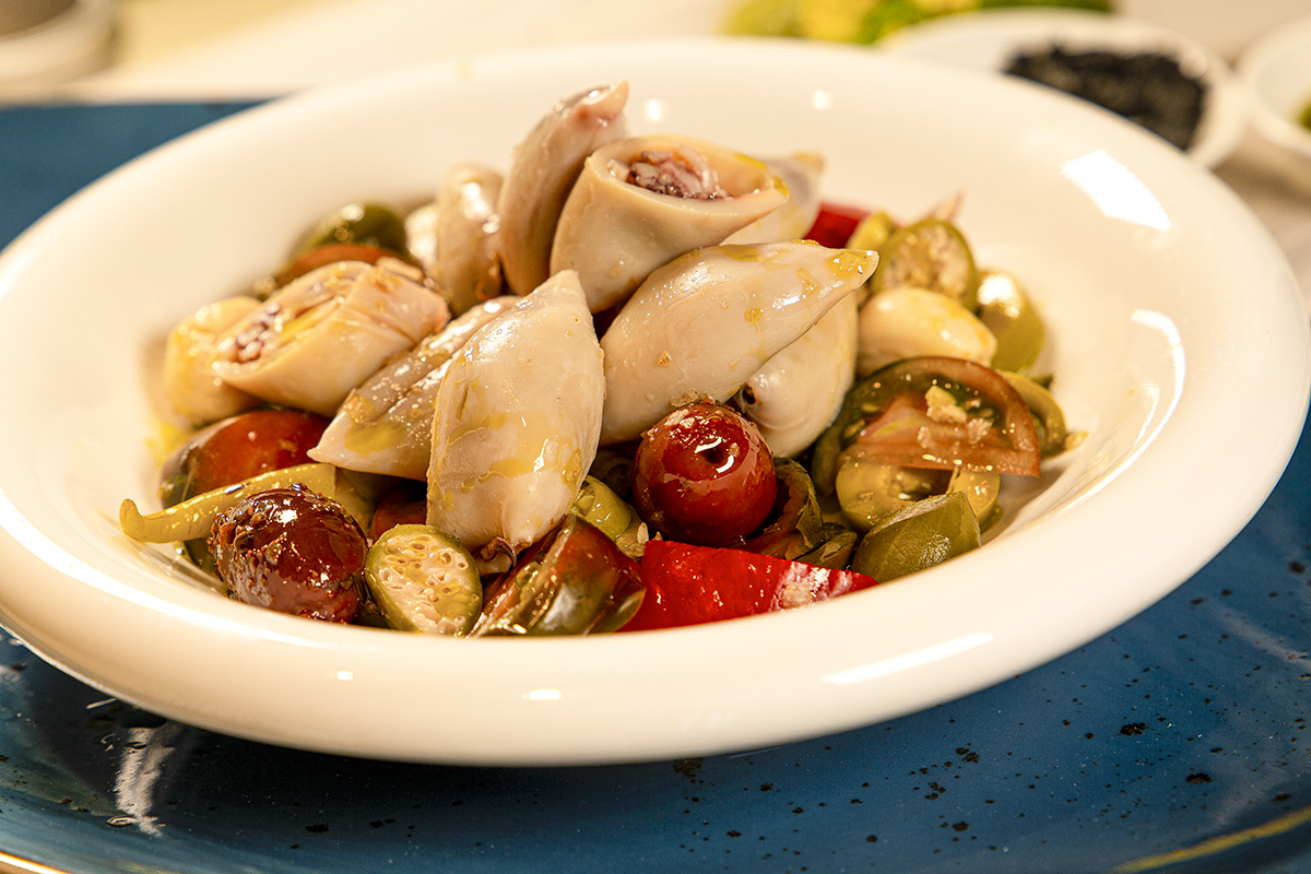 ¿Cómo hacer esta receta?
1. En un plato hondo poner el surtido de vegetales de tu preferencia
2. Reposar nuestro deliciosos calamares en A.O.V.E
3. Esparcir el líquido de la lata sobre todo
¡Listo!