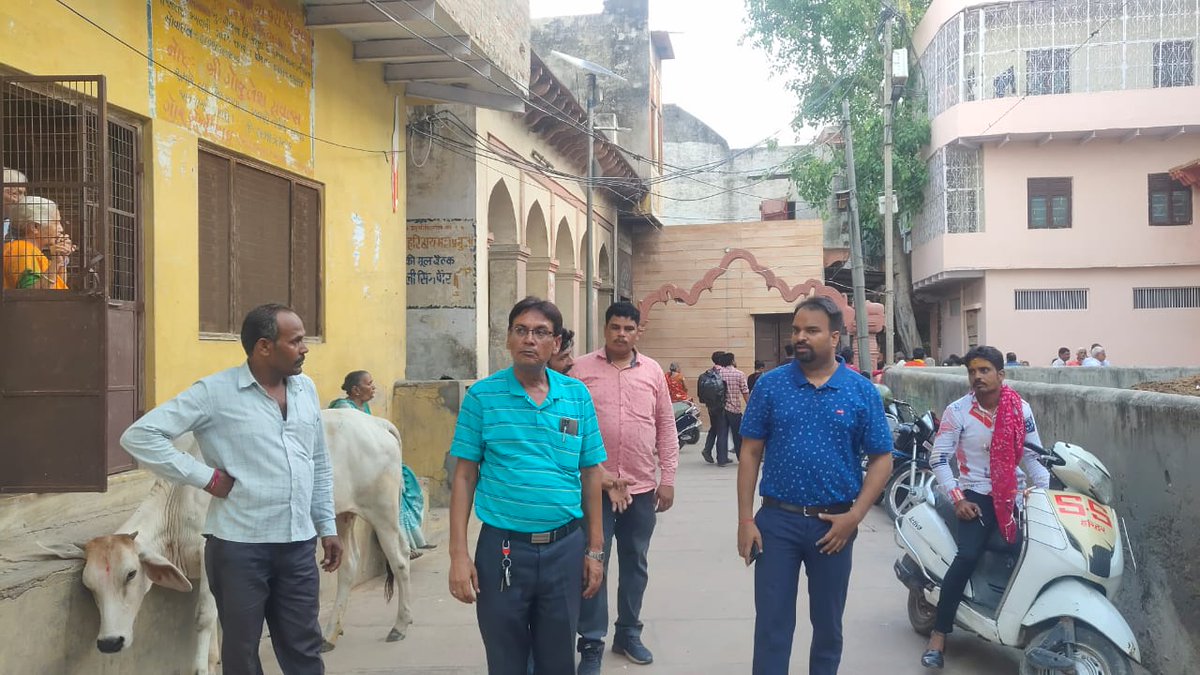 dvvnlmathura1's tweet photo. #MTRES190822 मथुरा शहर के अंतर्गत कल गोकुल में श्रीकृष्ण जन्माष्टमी के आयोजन के लिए विधुत व्यवस्था का जायज़ा लेते हुए उपखंड अधिकारी श्री सचिन द्विवेदी व् अवर अभियंता व् अन्य स्टाफ। @EMofficeUP @CMOfficeUP @ChiefSecyUP @UPPCLLKO @UppclChairman @DvvnlDirComm @DvvnlDirectorT https://t.co/RPPD6JvUfl