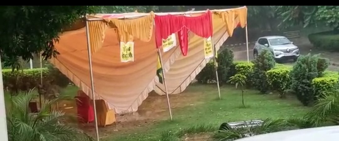 PdsaAgri's tweet photo. ਬਿਜਲੀ ਸਪਲਾਈ ਬੰਦ।
ਬਾਥਰੂਮ ਵਰਤੋਂ ਬੰਦ।
ਮੀਂਹ ਹੋਵੇ ਚਾਹੇ ਧੁੱਪ
ਪਰ ਹੌਂਸਲੇ ਬੁਲੰਦ....
ਦਿਨ 26ਵਾ...
#PDSA
#deterioration of ADO services
#Punjab_Agri_Department
#cancel overruled transfers
@CMOPb @BhagwantMann
@ArvindKejriwal @AAPPunjab
@SukhpalKhaira @Sandhwan
@KuldeepSinghAAP @PAUSA2022 https://t.co/Tg4BBauom7