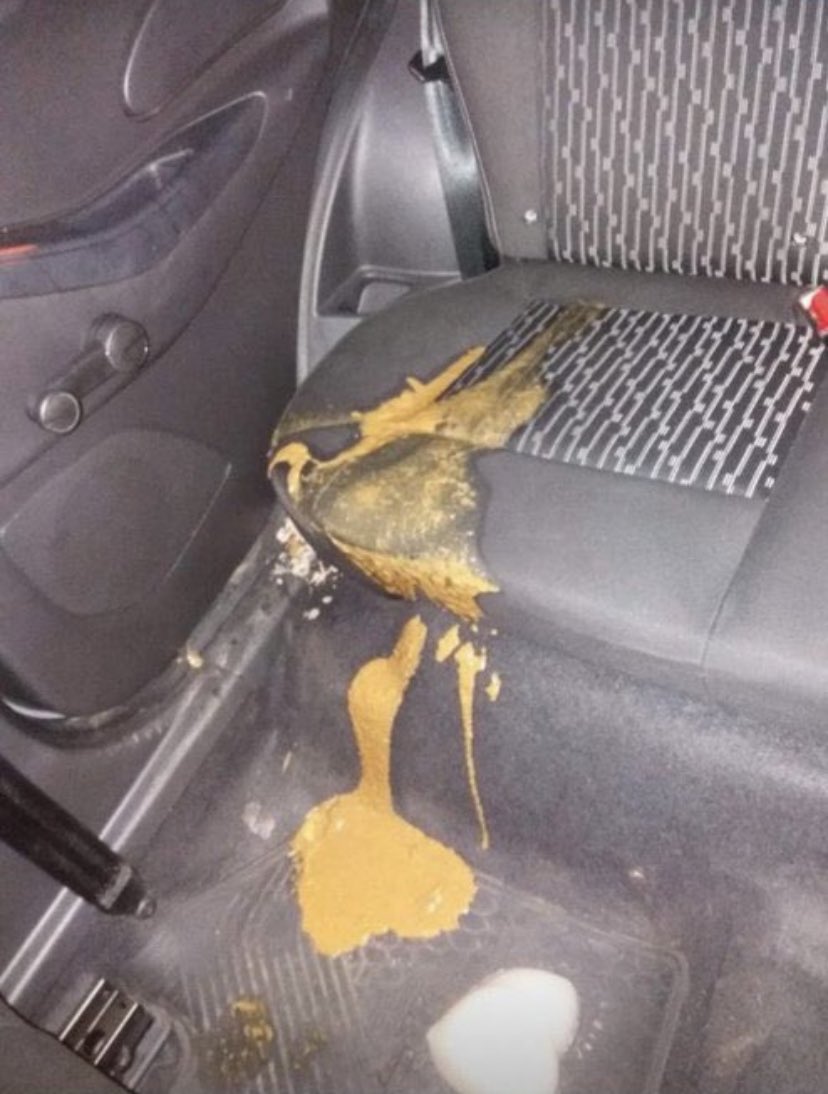 Bialves_01_'s tweet photo. Gente meu tio é motorista de Uber e ontem um passageiro cagou no banco dele e ainda saiu como se nada tivesse acontecido. ele tentou entrar em contato mas só conseguiu a foto de perfil dele :(
ajudem pfv 🥺🥺 https://t.co/7p9pYXvgKO