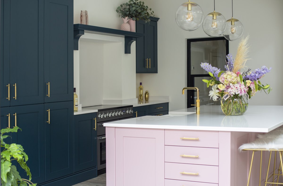 This unique #kitchendesign by @GardinerHaskins features a pink island which is contrasted by the dark blue tones of the main furniture from Stoneham's minimalist Edwardian range. Read the case study here: bit.ly/3p79Ba6 #pinkkitchen #bluekitchen