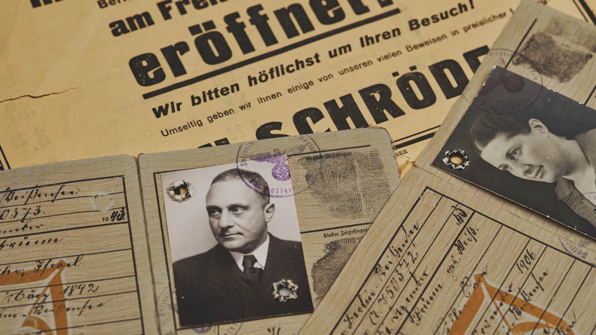 Lilli's and Walter's identity cards bear witness to the Nazis’ determination to distinguish anyone categorised as a Jew; in Lilli's ID card she has been assigned the additional name Sara, while Walter's bears the name Israel.
museumforintelsen.se/en/whats-on/th…