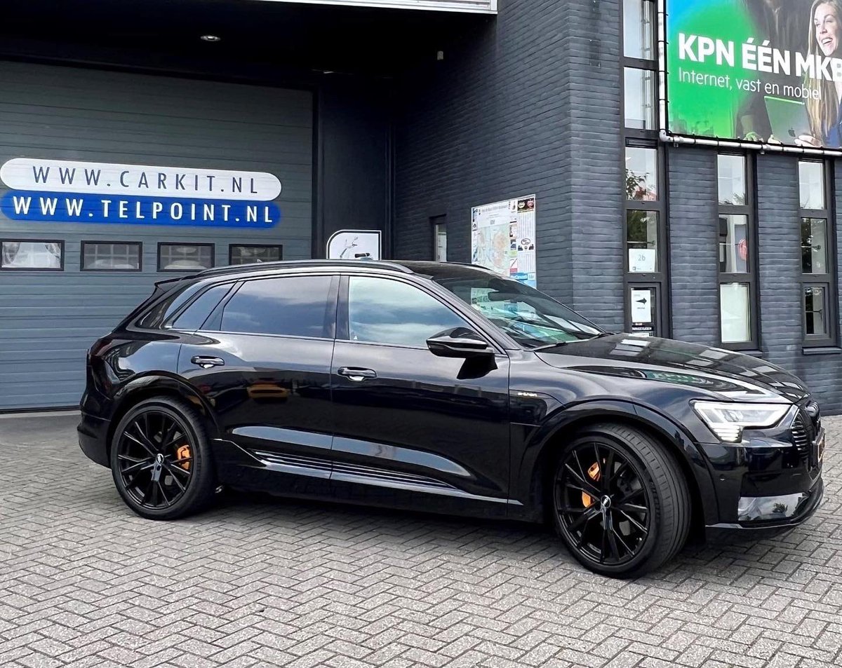 TelpointBenelux's tweet photo. Vandaag werd deze Audi E-tron door één van onze inbouwspecialisten uitgerust met een BlackVue DR750X-2CH Plus Full HD Cloud Premium Dashcam. 

Met zowel een camera aan de voor- en achterkant van de auto ontgaat je niets! 

Ook interesse in een dashcam? https://t.co/vnfOPRUGDL https://t.co/5JGQPhNv2P