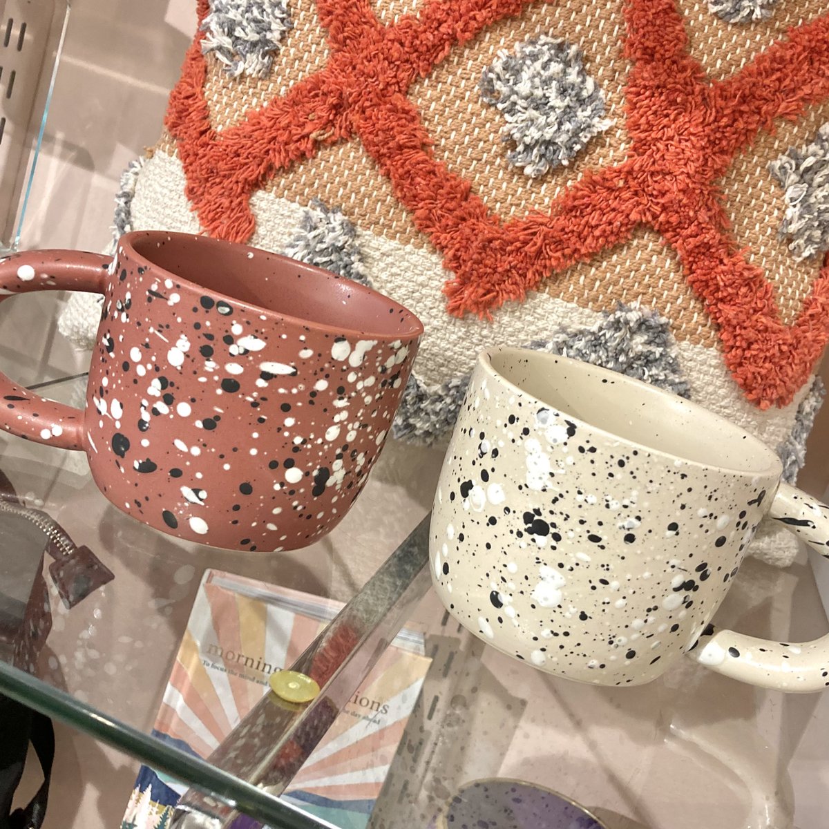 Have you seen a vase as unique as these before? 🤩 These vases are special first for their quirky round shape and also for the artsy speckle paint effect! They are ideal for small bunches of flowers or dried bouquets with foliage 💐 they come as mugs too!
