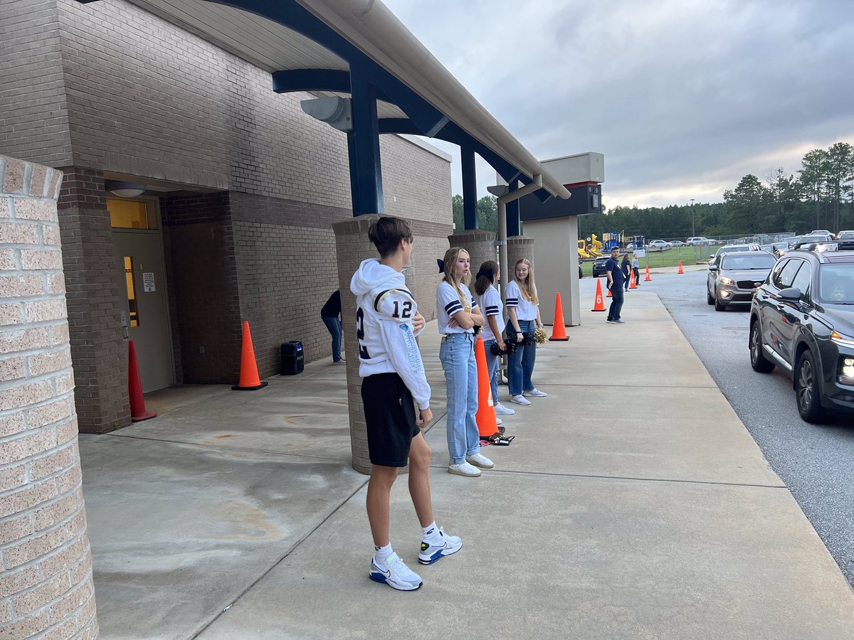 CoachDCrane's tweet photo. The ‘Cats are out and about this morning at our local elementary schools! https://t.co/erdpWWloMk
