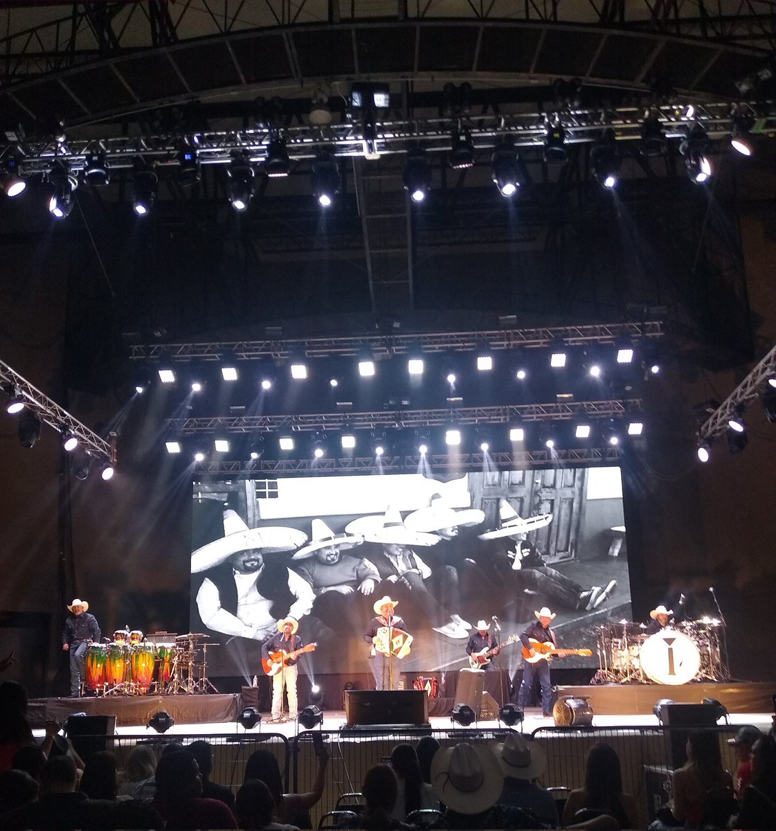atorayado's tweet photo. @IntocableRJM Gracias, excelente noche, que mejor festejo de 16 aniversario de Bodas https://t.co/IDewEPpUkq
