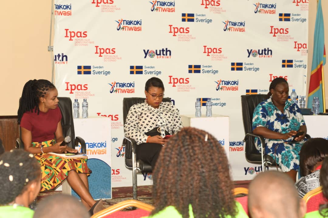 chris_Novic_28's tweet photo. #JIJ2022 : Prenant parole par rapport à  l'engagement communautaire,@Tracy_Ntumba a insisté sur le fait que les jeunes doivent s'informer et être en mesure de transmettre ces différentes informations à leur communauté pour combler un quelconque besoin qui se pose. #SSRnumerique https://t.co/kgPJjcy9UW