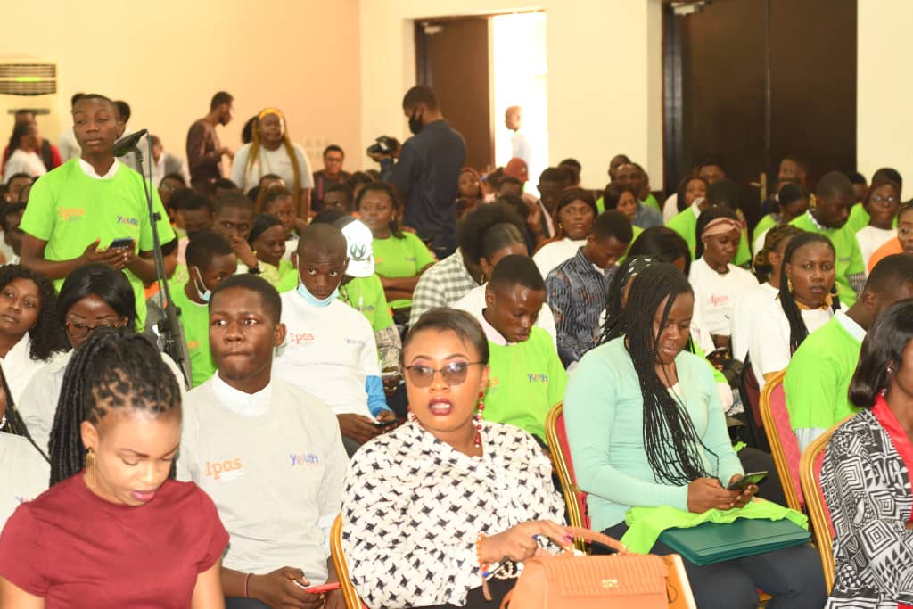 chris_Novic_28's tweet photo. #JIJ2022 : Prenant parole par rapport à  l'engagement communautaire,@Tracy_Ntumba a insisté sur le fait que les jeunes doivent s'informer et être en mesure de transmettre ces différentes informations à leur communauté pour combler un quelconque besoin qui se pose. #SSRnumerique https://t.co/kgPJjcy9UW