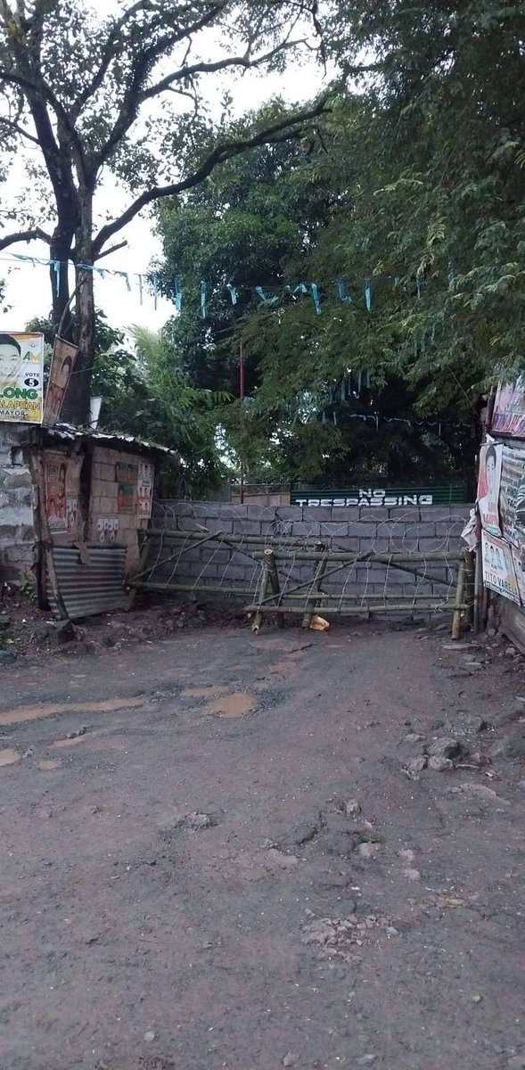 altermidya's tweet photo. Nag-iisang daanan ng mga sasakyan papasok ng Pangarap Village sa Caloocan City, sinemento ng mga security guards.

Nasa 40,000 residente ang apektado sa lupang kinakamkam umano ng Carmel Development, Inc. mula pa noong 1988.

Ulat ng @tudlaprod https://t.co/TNWSpuVL4W