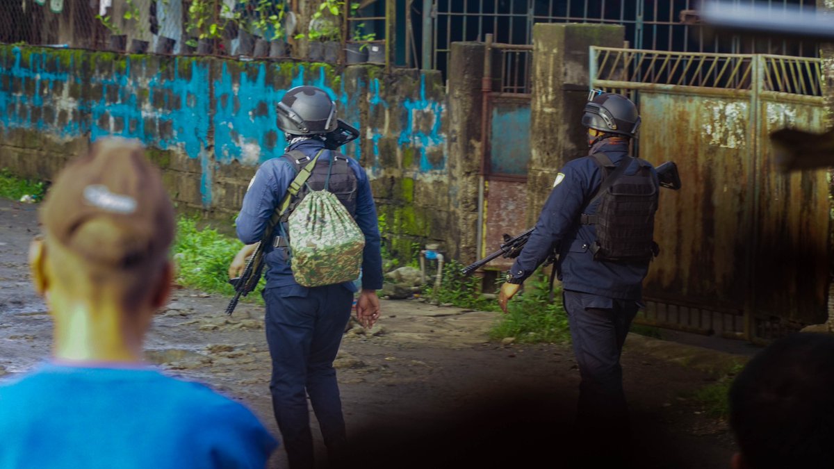 altermidya's tweet photo. Nag-iisang daanan ng mga sasakyan papasok ng Pangarap Village sa Caloocan City, sinemento ng mga security guards.

Nasa 40,000 residente ang apektado sa lupang kinakamkam umano ng Carmel Development, Inc. mula pa noong 1988.

Ulat ng @tudlaprod https://t.co/TNWSpuVL4W
