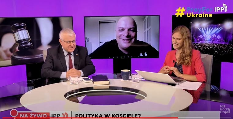 idzpodpradpl's tweet photo. "Bombardują nas fake newsy, ludzie są zagubieni, w kościele powinni znaleźć prawdę, pocieszenie, a znajdują agitację polityczną.
#Chrystus działał w polityce - był buntownikiem - dziś pewnie też by się buntował.."
- Krzysztof #Skiba z #BigCyc w #IPPTV
🔴 https://t.co/7iXYgWsvMH https://t.co/fiyCFSyCru