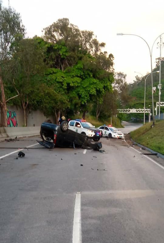 FMCENTER's tweet photo. Cota Mil - Vehículo volcado a la altura de La Castellana; se restringe el paso sentido Este y se genera cola para la hora.
Autoridades en el lugar. 08:00a.m #TrafficCenter 

📷 @albertoprato02 https://t.co/dx7aOwpXm9