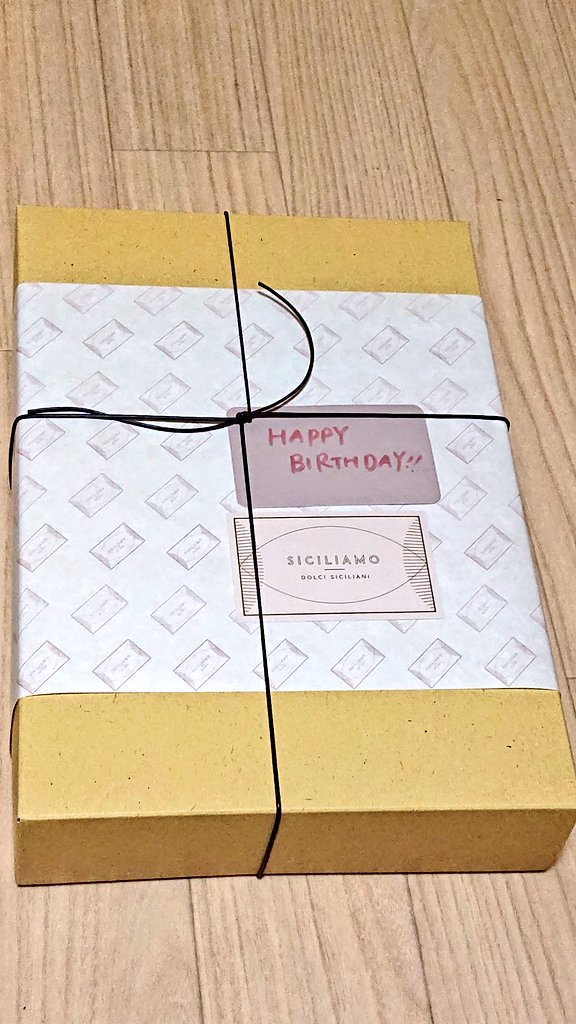 yocchu812's tweet photo. 先日誕プレを送ってくれたお友達から、さらに素敵なものを頂きました🎁
泉水さんに縁のあるお店「シチリアーモ」のカンノーロと焼き菓子の詰め合わせ✨
しっかり泉水さんを感じることが出来ました❗
ホントにありがとうございます😭
#坂井泉水
#Soffio
#ウエキ
#シチリアーモ https://t.co/yNnIcou1Tt