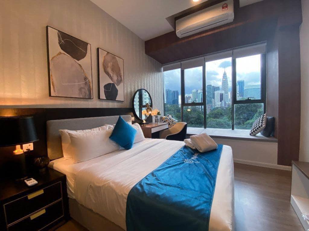 lokalisstay's tweet photo. Berbaloi sangat dah. Staycation yang cantik dan cun ni hanya dari RM98++/night. View klcc lagi. 😍

📍Ceylon Suits Kuala Lumpur
 🔗 https://t.co/wfuCKeK8hV https://t.co/UVNUvvV81P