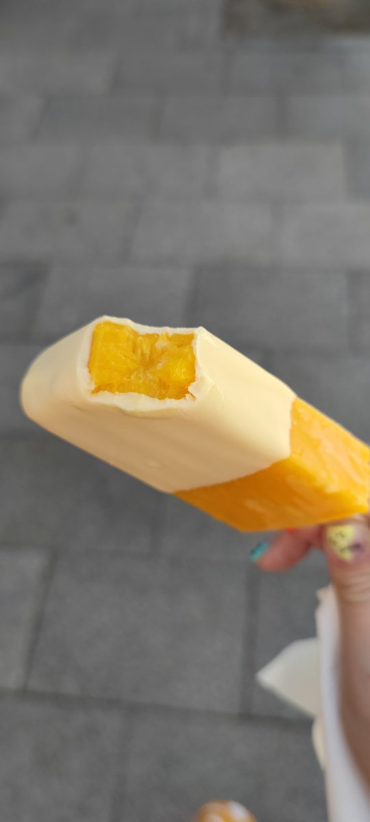 MEsther86's tweet photo. No es necesario sexo para llegar al orgasmo.... Qué barbaridad el helado de mango con media cubierta de chocolate blanco de #LocoPolo en Fuencarral. Ufff....dios... indescriptible...un placer.... https://t.co/WLhGRkHfyI