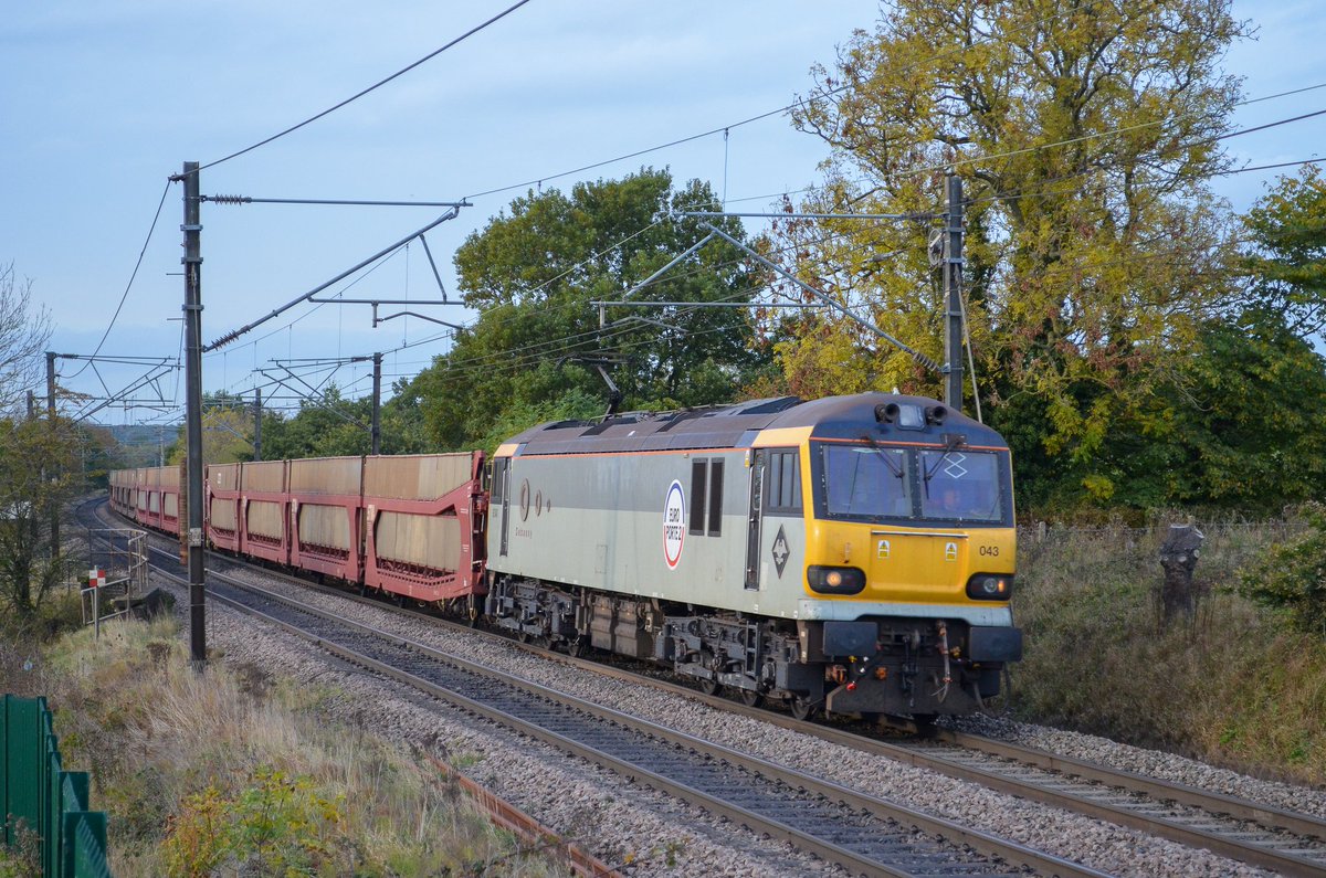 ChrisMcRailPics's tweet image. 92043 'Debussy' 6L48 Garston Car Terminal to Dagenham Docks auto empties at Cliff Lane, Acton Bridge on 20/10/2015 #Class92 #GBRf #AcElectric #BritishRail
