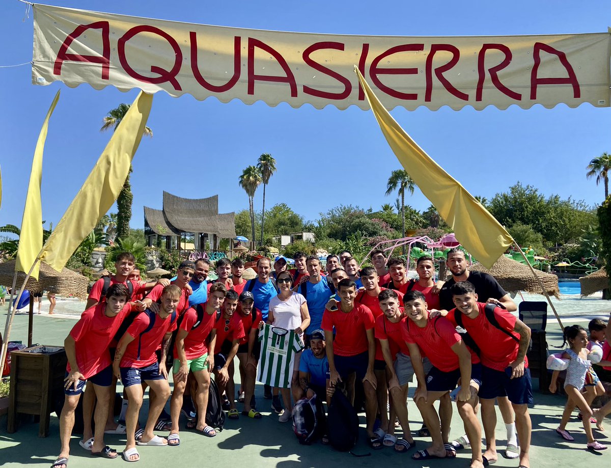 Cantera_CCF's tweet photo. Jornada de convivencia 🆙🍍 hoy del #CórdobaB💚 en @AquasierraCor 
¡Muchas gracias por la acogida en vuestras magníficas🔝 instalaciones🏊🏻‍♂️🐟! 
#CanteraCCF https://t.co/Wb5WyNcxQb