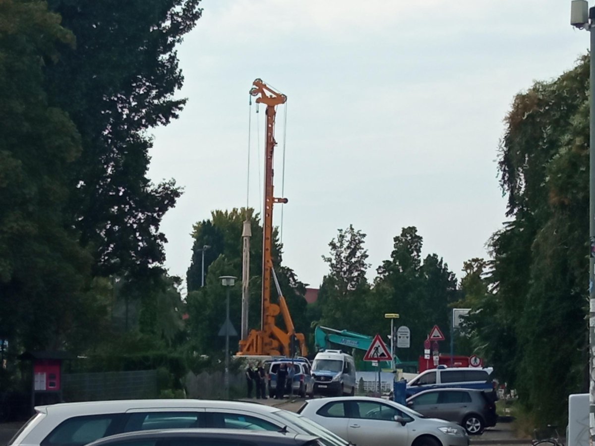 (1) Ein paar Worte zur #Bombenentschaerfung auf der #pandion Baustelle gestern: 
Auch wenn pandion die Bombe dort nicht hingelegt hat, dürfte spätestens auch dem/der letzten Nachbar*in klargeworden sein: 
1. Ohne pandions großprotziges #ostkreuzcampus Projekt, dass von einer
