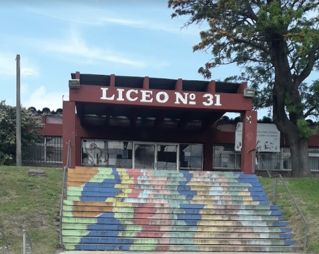 lorenaviento's tweet image. 100 mil dólares para comprar camisetas para las pruebas #Pisa pero los alumnos de 3ero. del liceo 31 “Luis A. De Herrera” siguen sin profe de idioma español, ya pasó medio año @LuisLacallePou @pdasilve @RobertSilva1971 @Pablocagg @EPreve @dcastro65 @PatriciaJMadrid @lgilvale