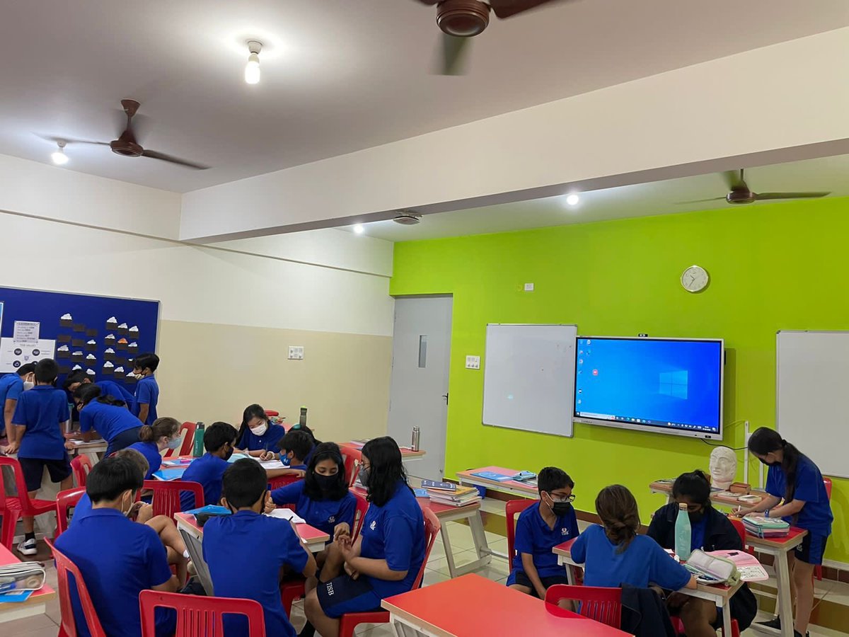SocialSci_TISB's tweet photo. This week our budding historians of Grade 6 enjoyed an activity classifying Primary and Secondary resources in their History lessons from the artefacts and books provided by the Art Department and Library.#LifeIsForLearning #TISBangalore #TISBIndependent https://t.co/52U0G8IDqd