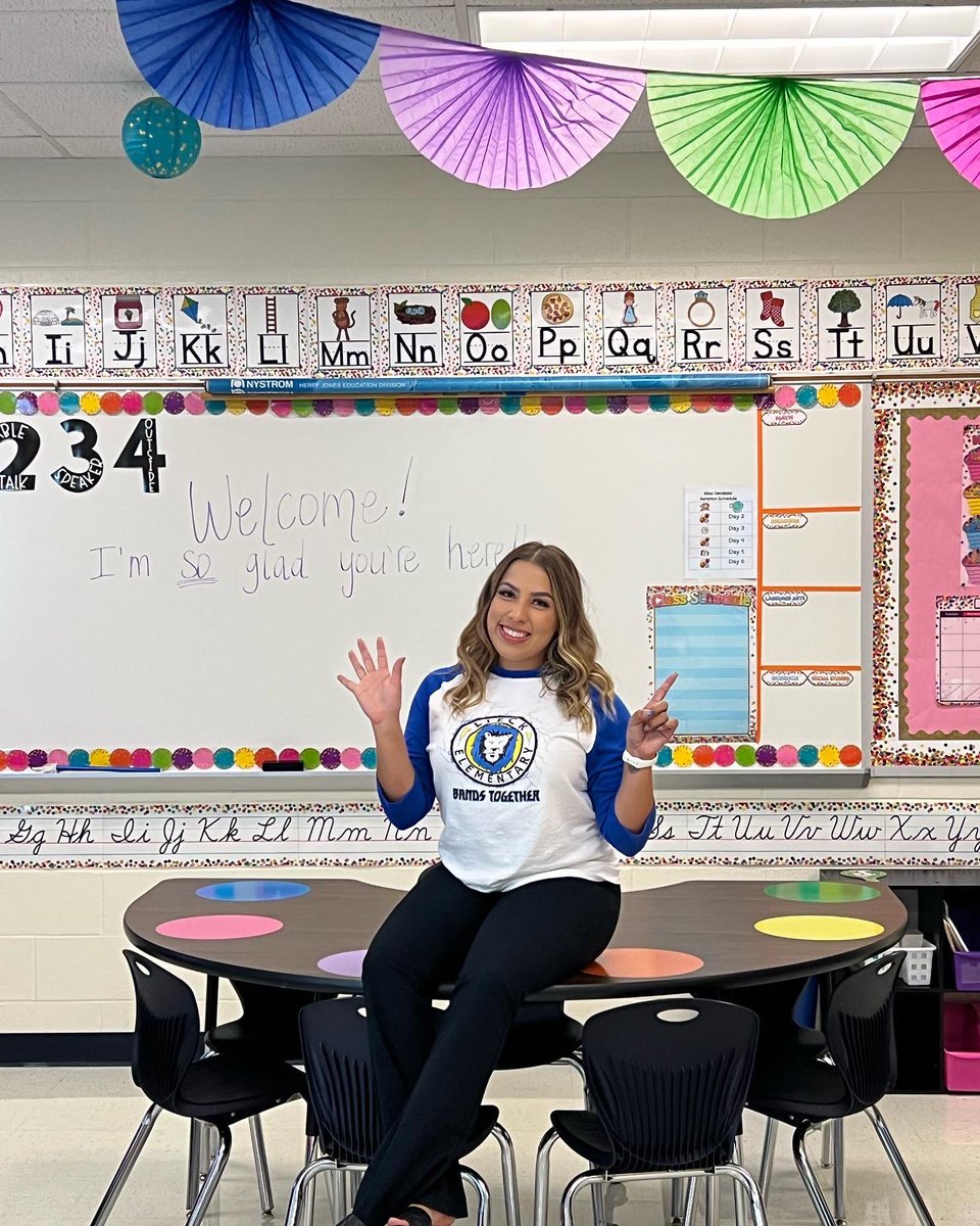 ARZendejas's tweet photo. Meet the teacher, year 6!! 🤍💙🦁 @NISDLieck #NISDignited #LieckIgnited https://t.co/jtKBLbgZOu