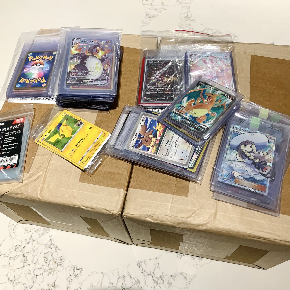 Friday night card sorting. Another epic submission to PSA. Also FedEx just pop by with 2 huge boxes of slab returns. The hobby is very much alive.
#Pokemon #Charizard #Pikachu 