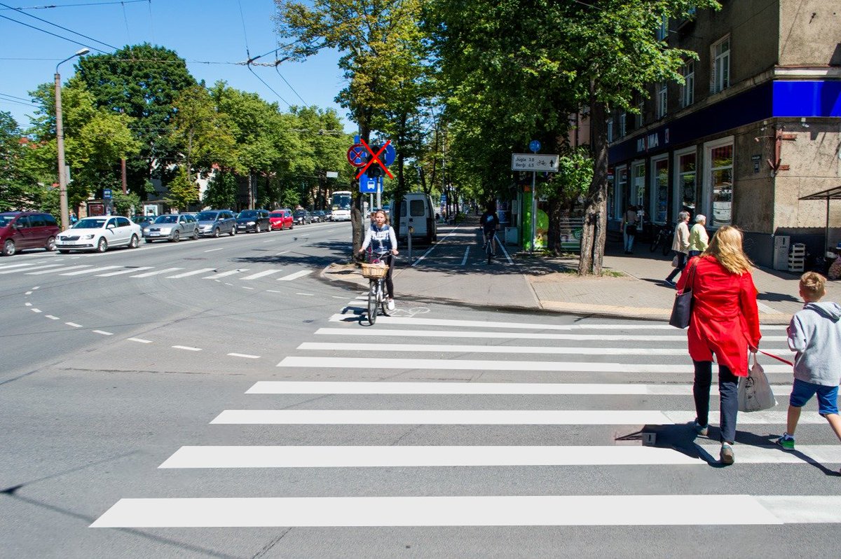 Ideja - kā būtu, ja Brīvības gatvē pagarinātu gājēju pāreju marķējumu un likvidētu velo luksoforu? Ja ir muļķīgi likumi, tad tos tak var apiet ar līkumu. Jo skaidrs, ka šī brīža risinājums, kur gājējiem ir zaļais, bet velo - sarkanais, nekam neder.