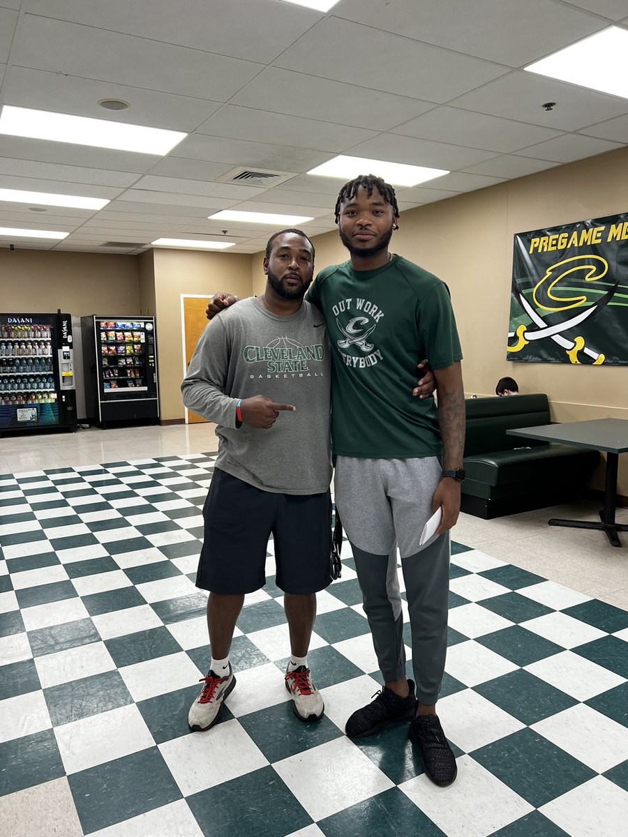 CoachMorris5's tweet photo. My dawg came and saw me before he left this morning ! Praying for safe travels to Florida . You got GREATNESS in you @LaBreeWilliams1 ! Go get it! Love you my dawg!
#AlwaysOWE💚💛🏀
@DMEAcademyMBB @DMESportsAcad https://t.co/CbGSi00e0E