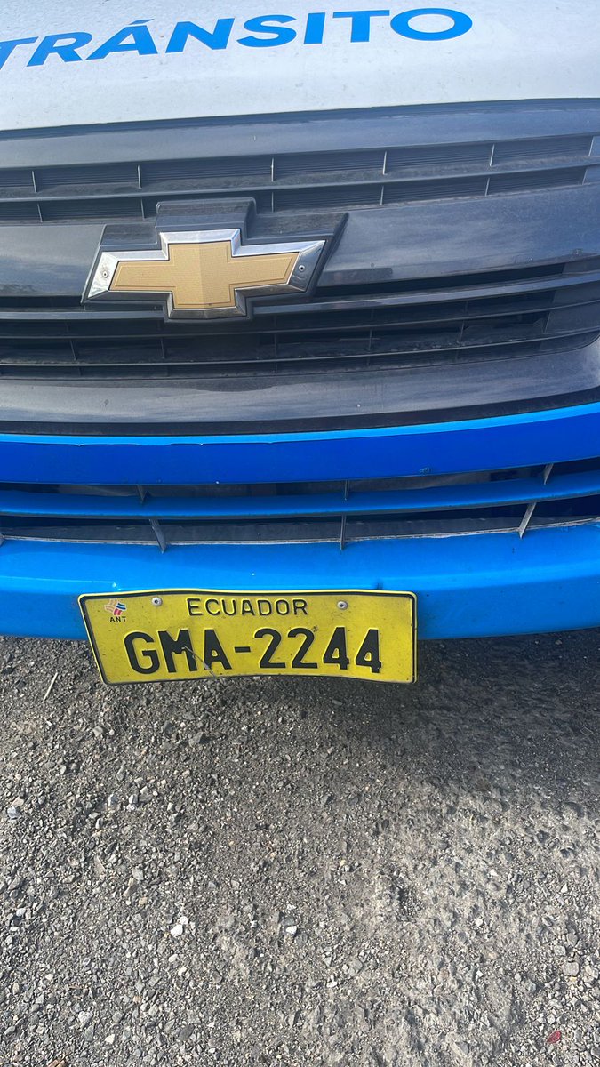 gaboramdu's tweet photo. @ATMGuayaquil, @alcaldiagye, @cynthiaviteri, voy en una vía rápida (por el nuevo terminal vía la costa), a 80km estos señores me detienen obligando a cerrar los demás vehículos para estacionarme y multarme. Le pedí sus nombres y se identifica con un nombre que no es el suyo https://t.co/Zx63CPNV3Z