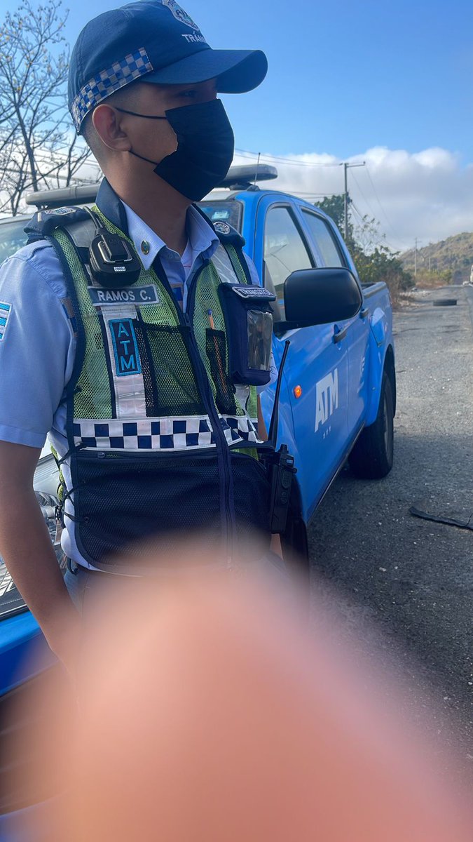 gaboramdu's tweet photo. @ATMGuayaquil, @alcaldiagye, @cynthiaviteri, voy en una vía rápida (por el nuevo terminal vía la costa), a 80km estos señores me detienen obligando a cerrar los demás vehículos para estacionarme y multarme. Le pedí sus nombres y se identifica con un nombre que no es el suyo https://t.co/Zx63CPNV3Z
