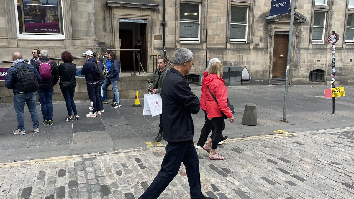 YCLEdinburgh's tweet photo. From the depot, works left to picket and protest outside the city chambers, Young Communist helped with the distribution of strike flyers and ‘take home your own rubbish’ bags with more  information on the strike. https://t.co/neLu1csoMf
