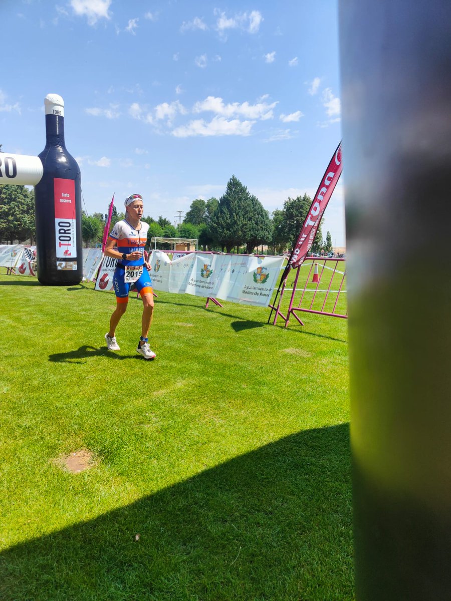 Ni en vacaciones paramos de cosechar triunfos ☺️. Triatlón de Valladolid y <a href="/Olganodrafting/">Olga Villanueva</a> y <a href="/agarciahdealba/">Álvaro García</a> se plantaron allí con la fresca a disfrutar de un día tranquilo pero para Olga no hay días tranquilos, 2° cat. Álvaro tuvo que retirarse con molestias. Enhorabuena chicos