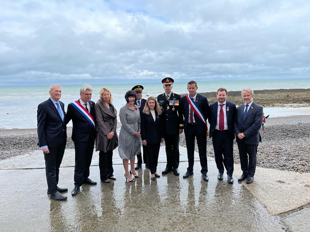 AmyBakerCAN's tweet photo. Le 19 août 1942, +500 soldats 🇨🇦 débarquèrent sur la plage de #Puys. Plus de 230 y perdirent la vie, et les autres furent faits prisonniers. Ne les oublions pas. #Dieppe80 #LeCanadasesouvient 🍁 https://t.co/6lUDOELHMo