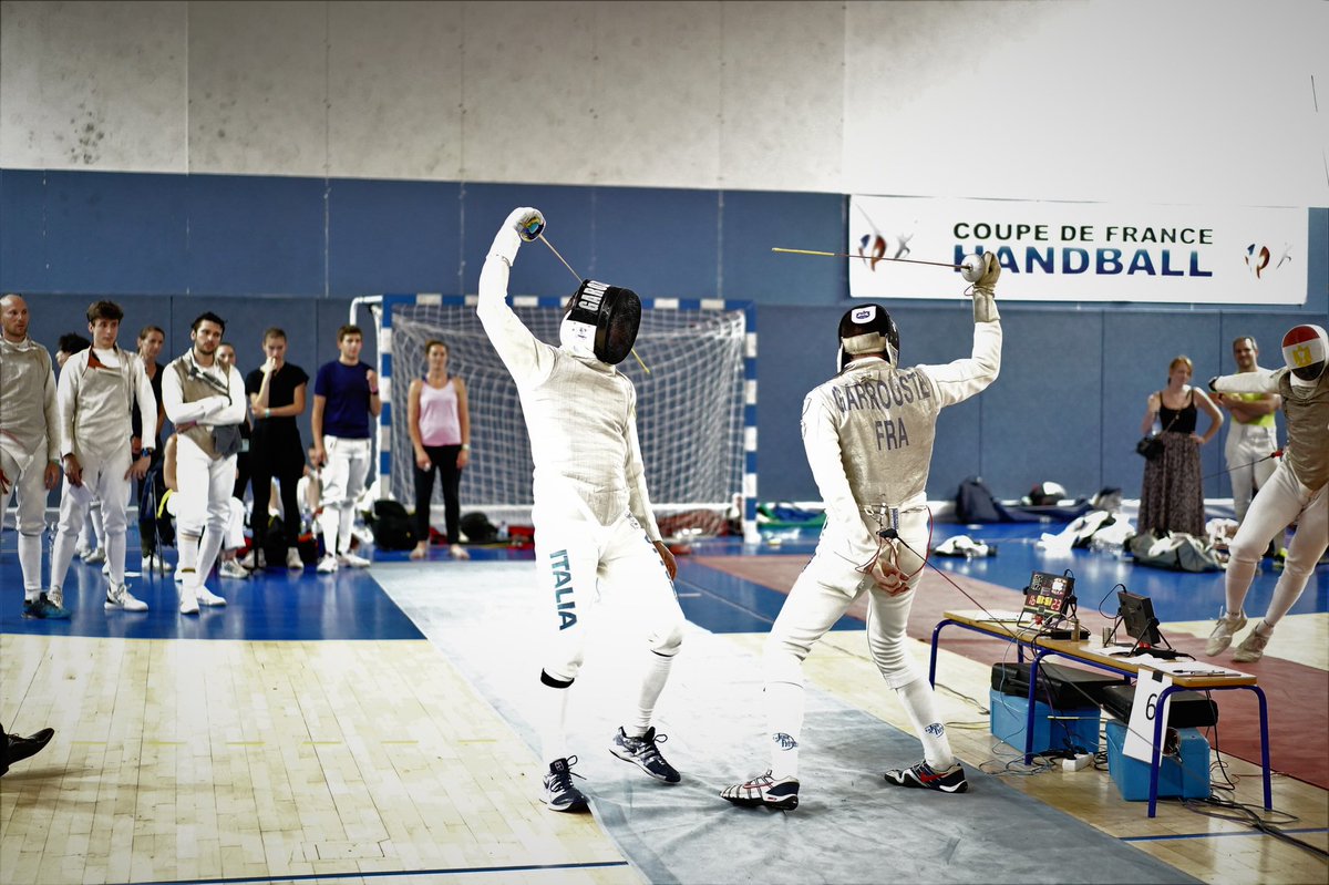 MFandefleuret's tweet photo. Regarder les fleurets discuter, se parler, se croiser, férailler, toucher. Merveilleux souvenir des Championnats de France de Fleuret 2022. 🤺🇫🇷#WorldPhotographyDay #JourneeMondialeDeLaPhotographie #Photographie #photography @NECescrime @GarozzoDaniele @escrime_ta https://t.co/mvHlD1Nz8V