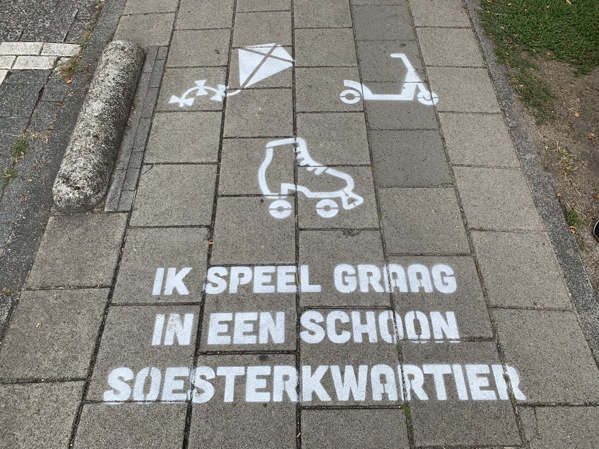 Op wijkbezoek met raadsleden en buurtnetwerker in het #Soesterkwartier. Mooie gesprekken met omwonenden Emmaüskerk, diaconaal opbouwwerk, ondernemer Noordewierweg en langs bij de (16e!) Huttenbouwweek in de speeltuin! #gesprekmetinhoud