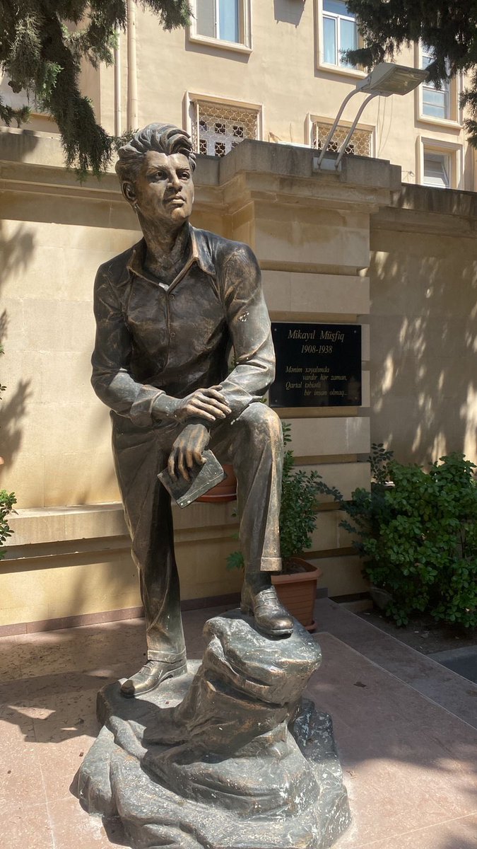 Şəhərdə ən cool heykəl Mikayıl Müşfiqindir.