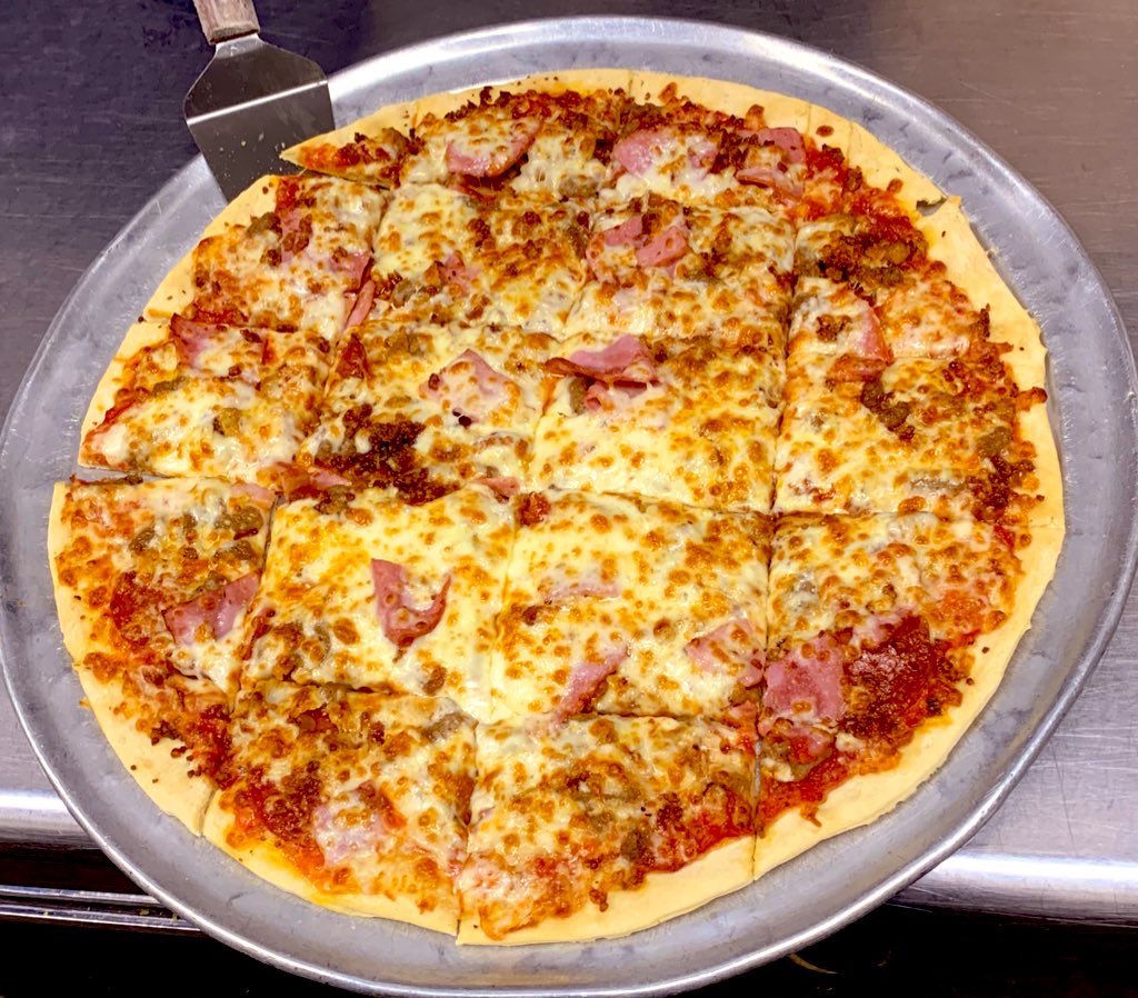 MurrayMrB's tweet image. It’s #FreePizzaFriday! 🍕🍕 Hit that RT button for your chance to win a free large one topping from Mister B’s! Must follow to win.