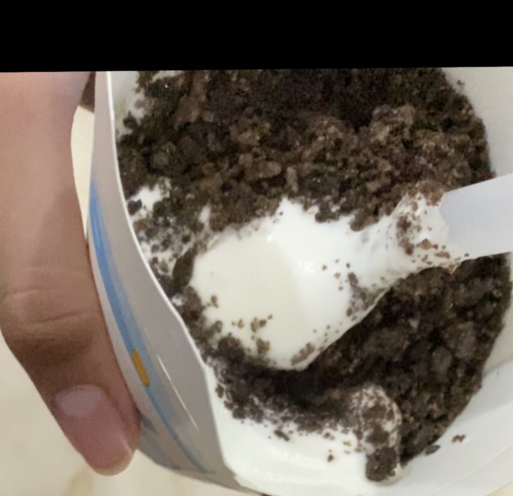 JimyRobloxian's tweet photo. @McDonalds  I was curious what the mcflurry would look like without mixing it, thankfully whoever was rushing this because of the crowd of customers gave us this https://t.co/Jl2cmYb88i