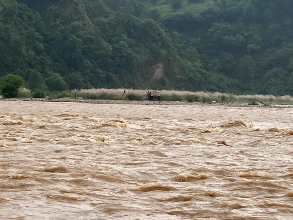NorthernComd_IA's tweet photo. #IndianArmy alongwith @NDRFHQ &amp; #HimanchalPolice saved lives of 11 civilians who were stranded on an island formed in the middle of fast flowing Ghumarnu stream of #Kangra, #Himachal. 

@adgpi 
@DefenceMinIndia 
@ani_digital
@DDNewsHimachal https://t.co/aUJKIhws0O