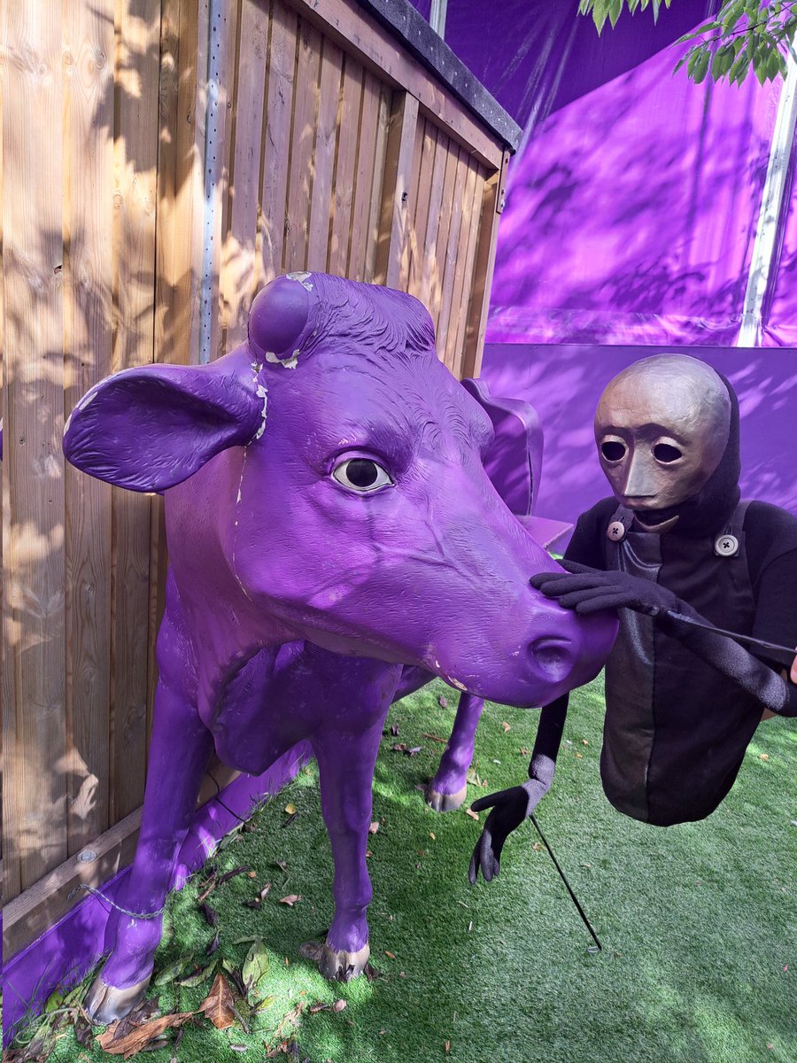 ShowFoundations's tweet photo. Pins has been making more friends around #edfringe! Here she is meeting @FollowTheCow's iconic purple cow in @GeorgeSquare (she does now believe all cows are purple). She was also delighted to meet @GreyfriarsKirk

Pins and Bolts are only doing 2 more shows, so don't miss out! https://t.co/PXVIA0Qyzn