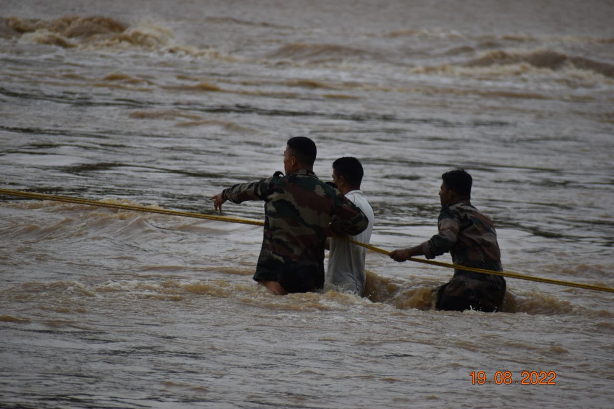 NorthernComd_IA's tweet photo. #IndianArmy alongwith @NDRFHQ &amp; #HimanchalPolice saved lives of 11 civilians who were stranded on an island formed in the middle of fast flowing Ghumarnu stream of #Kangra, #Himachal. 

@adgpi 
@DefenceMinIndia 
@ani_digital
@DDNewsHimachal https://t.co/aUJKIhws0O
