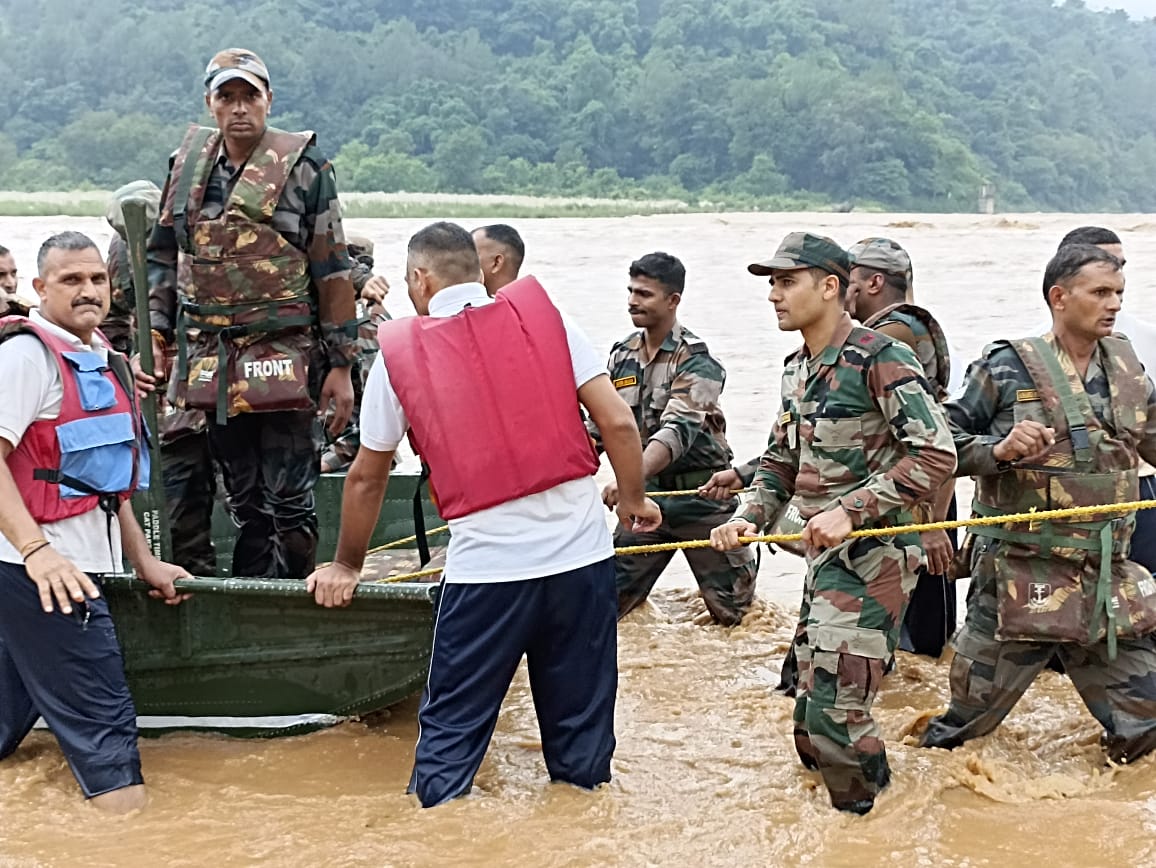 NorthernComd_IA's tweet photo. #IndianArmy alongwith @NDRFHQ &amp; #HimanchalPolice saved lives of 11 civilians who were stranded on an island formed in the middle of fast flowing Ghumarnu stream of #Kangra, #Himachal. 

@adgpi 
@DefenceMinIndia 
@ani_digital
@DDNewsHimachal https://t.co/aUJKIhws0O