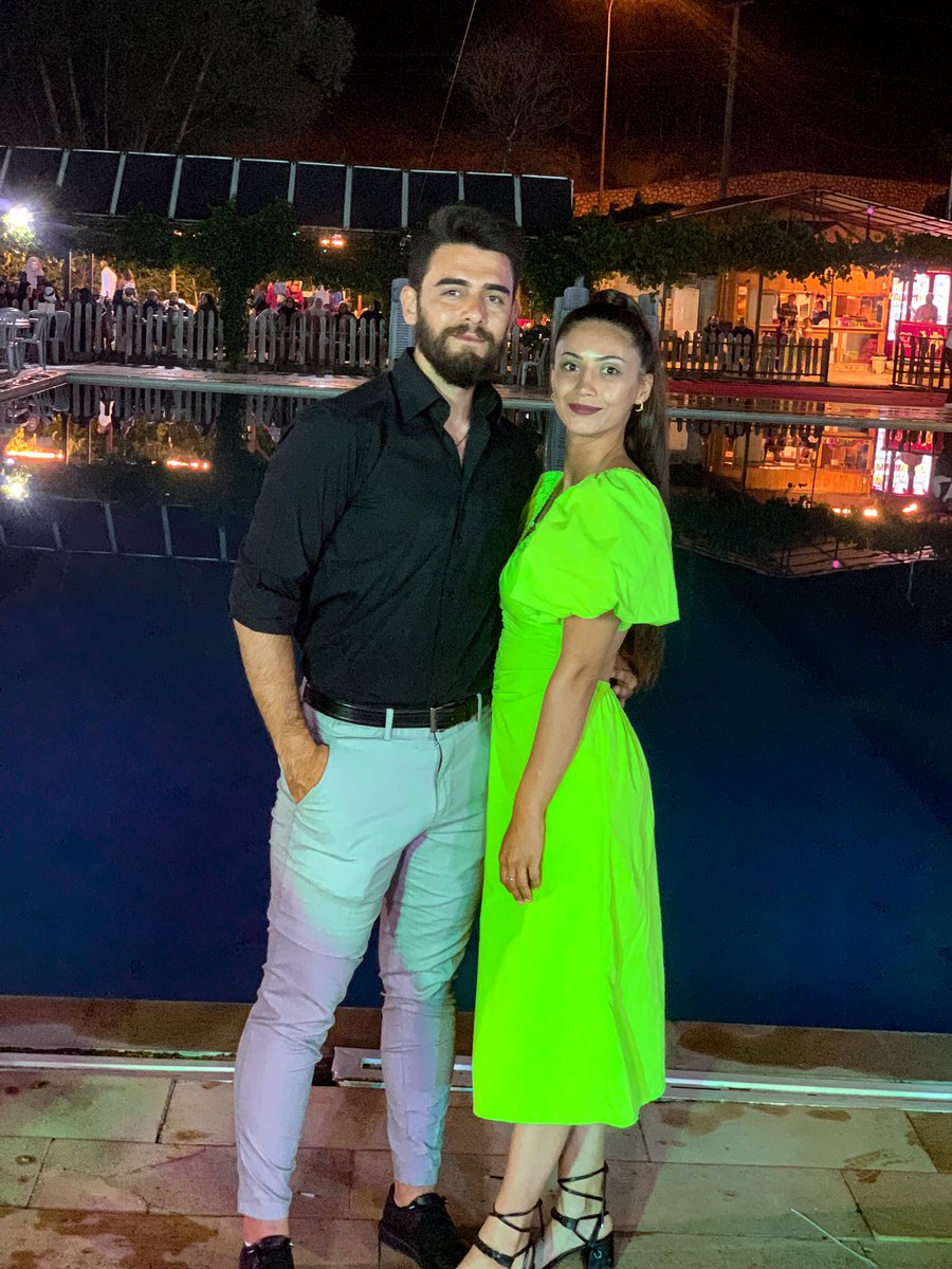 Hep böyle çocuksu mu bakar senin gözlerin? 
Hep böyle içinde uzak bir ışık mı yanar? 
Bakışlarında beni dinlendiren bir şey var; 
Kıyısındaymış gibi en sakin denizlerin... 
Bir yelkenliyim şimdi ben senin limanında 
Fırtınalardan geldim sende dinleniyorum. 
<a href="/haticenuroktar7/">Hatice Nur Oktar</a>