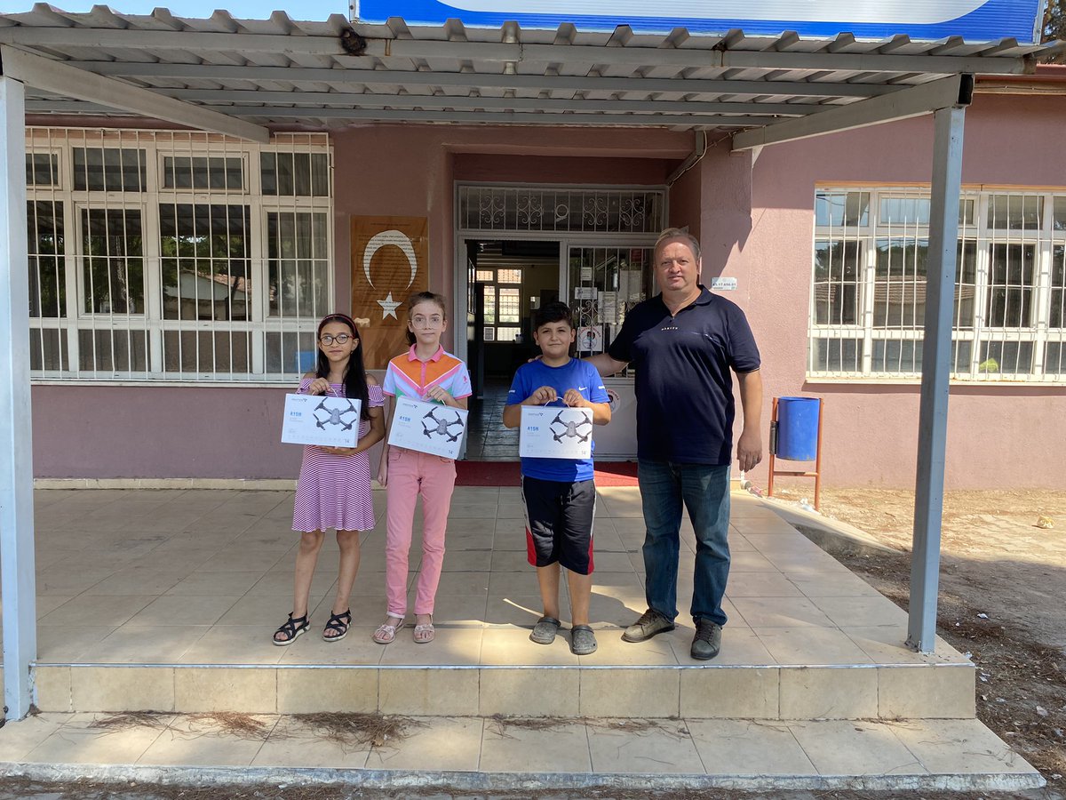 4. Sınıflara yaptığımız deneme sınavında başarılı olup okulumuza kayıt yaptıran öğrencilere Drone hediye ettik.