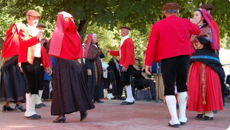 MOssau's tweet photo. CONFERENCE - VENDREDI 19 AOUT 💃
"Les danses ossaloises" animée par Francis Cazaux, musicien ossalois, qui a rassemblé des écrits, enregistrements et vidéos qu'il souhaite partager et lui ont permis de dresser un manuel des danses ossaloises.

 📍A 20h30 salle Malarode d'Arudy. https://t.co/MIbhtYBGT2