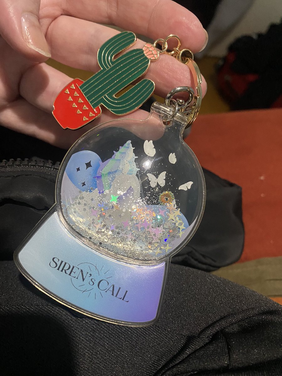 T_als32's tweet photo. On my side bag I take everywhere which also has a flower on it! 😂
#ACE #에이스 #ACE_Sirens_Call https://t.co/O5IIhV4v1T