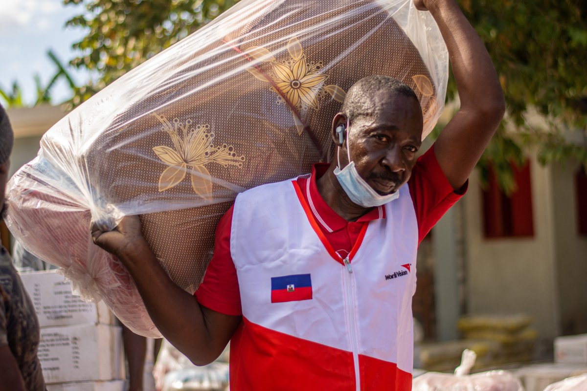 Aujourd'hui, nous célébrons les #Humanitaires qui apportent aide, nourriture, abri et protection dans les endroits les plus difficiles du monde. #JMAH #ItTakesAVillage #WorldHumanitarianDay #WHD2022 #WorldVision